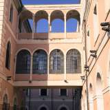 In alto, i due bracci laterali di questa parte della struttura sono collegati al corpo pi� esterno attraverso dei ponti coperti, ma ariosi, grazie alle arcate laterali. La parte superiore � coperta e mostra il cielo, in quella sottostante gli archi sono protetti da vetri a tratti rotti da cui si intravedono porzioni degli edifici retrostanti che offrono interessanti giochi cromatici